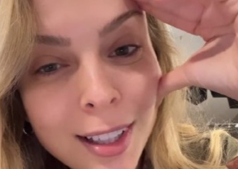 Tata Estaniecki descobre terceiro mamilo após gravidez: 'sai leite'