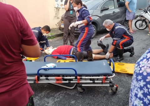 Motociclista é arremessado durante acidente com carro em cruzamento de Manaus