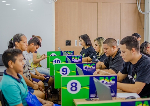 Unidades móveis do PAC levam serviços de emissão de documentos em Manaus