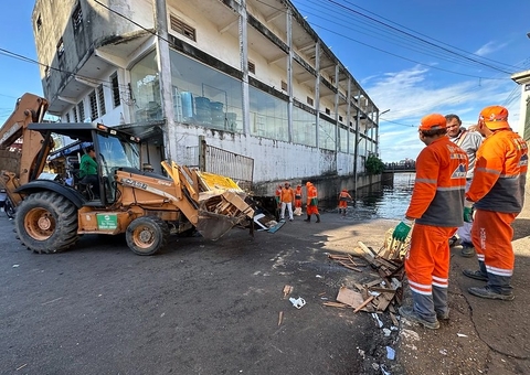 Operação retira 100 barracas irregulares de ruas de Manaus 