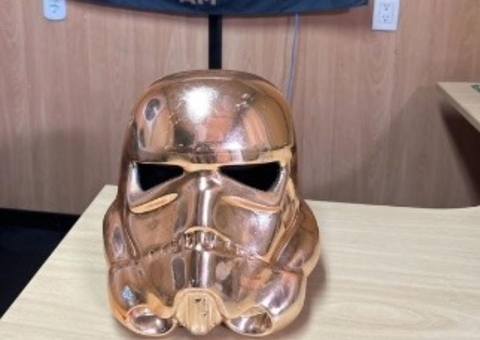Mulher é presa ao tentar viajar para Manaus com drogas em capacete do Star Wars