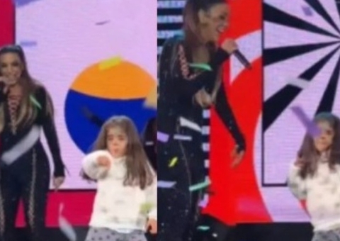 Filha de Ivete Sangalo dança ao lado da mãe e manda beijinhos para a plateia em show