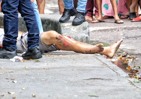 Criminosos perseguem e matam homem na frente de quadra em Manaus 