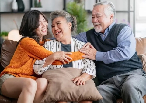 Mulher larga emprego para ser ‘filha em tempo integral’ com salário de quase R$ 3 mil