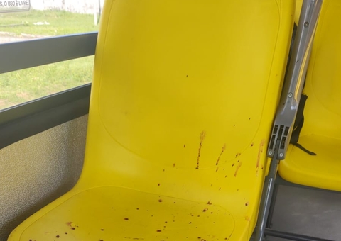 Assalto a ônibus termina com PM e dois adolescentes baleados em Manaus