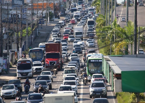Torquato tem congestionamento quilométrico após acidente entre ônibus e micro-ônibus
