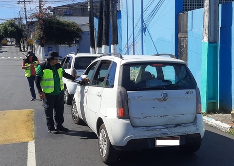 Fiscalização autua 15 táxis em Manaus 