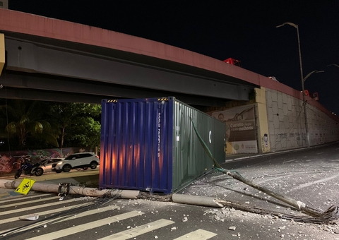 Acidente: Contêiner se solta de carreta e despenca de viaduto em Manaus; vídeo