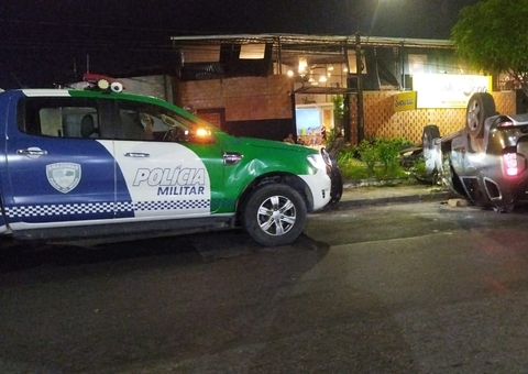 Carro perde direção e capota em acidente em Manaus