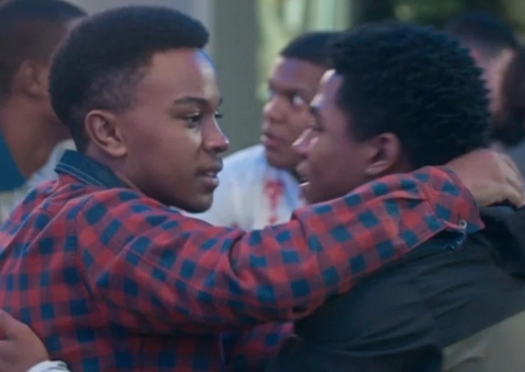 Globo corta beijo gay pela 2ª vez em 'Vai na Fé' 