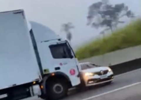 Caminhão arrasta carro em rodovia durante fuga de tentativa de assalto; veja vídeo