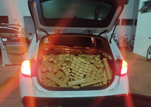 PF flagra carro de luxo com 800 kg de maconha 