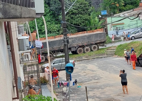 Caminhão invade casa em condomínio em Manaus