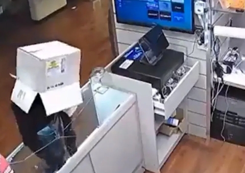 Ladrão usa caixa de papelão para esconder rosto e roubar 19 iPhones em loja