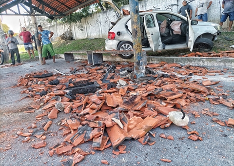 Duas pessoas ficam feridas após carro invadir parada de ônibus em Manaus 