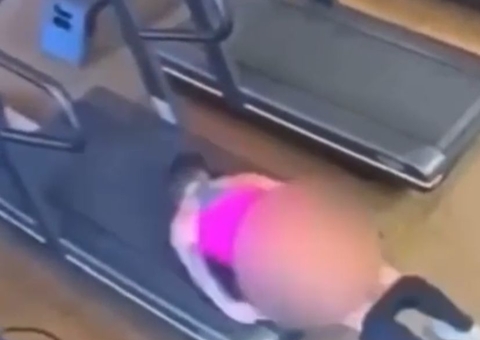 Mulher cai em esteira e quase fica pelada em academia