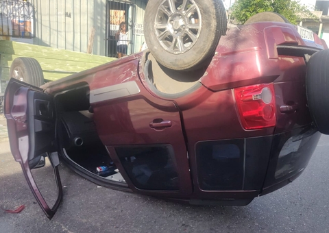 Acidente entre carros termina em capotamento em rua de Manaus
