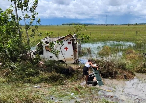 Militares ficam feridos após ambulância capotar e cair em rio na BR-174