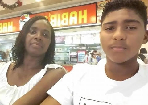 Mãe e filho são encontrados mortos a facadas dentro de casa