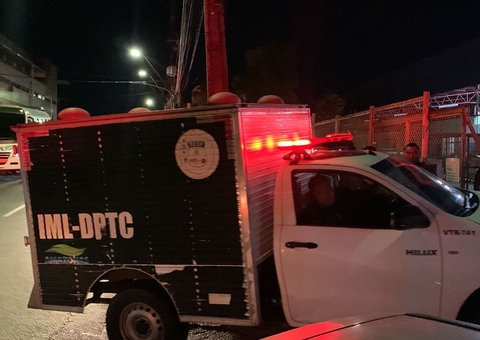 Trio interrompe jogo e atira mais de 50 vezes contra jovem em quadra de Manaus