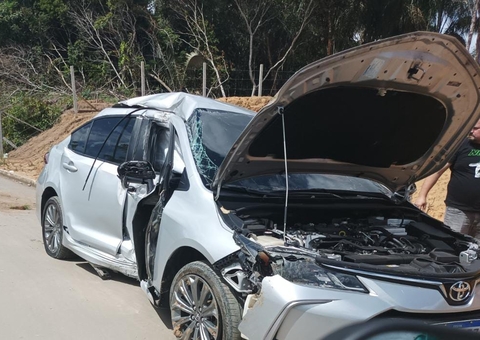 Carro arranca poste em avenida de Manaus e motorista fica ferido