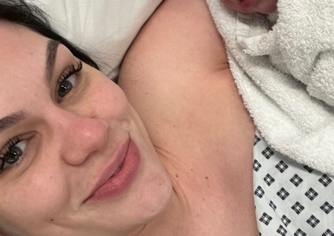 Cantora Jessie J mostra o rosto do filho pela 1ª vez com registros do parto