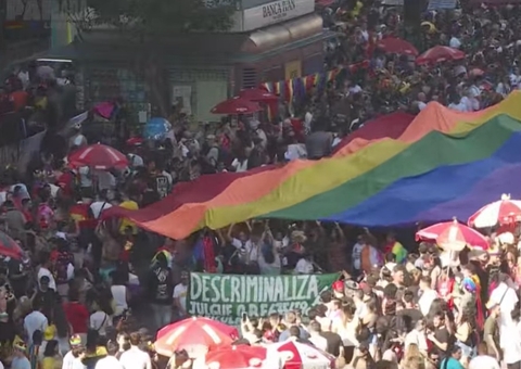 Abertura da Parada LGBT+ tem vaias a Bolsonaro; Zé Gotinha sobe no trio elétrico