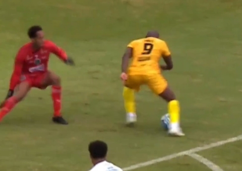 Goleiro do Manaus falha e Sassá aproveita para marcar para o Amazonas FC; Vídeo