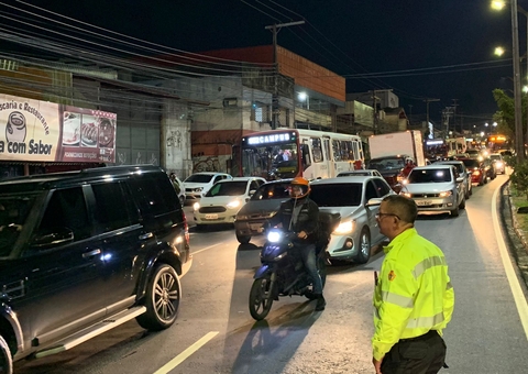 Trânsito fica caótico após acidente que deixou motociclista preso em carreta em Manaus