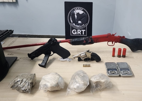 Drogas e armas são apreendidas dentro de invasão em Manaus 