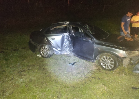 Acidente: Motorista achata carro em poste e fica preso às ferragens em Manaus