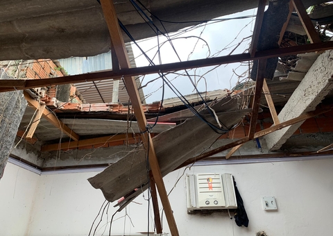 Muro desaba e moradores ficam feridos em Manaus