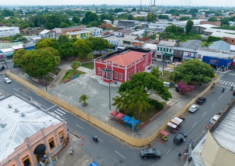 Temporal causa danos e alagação em várias partes de Parintins