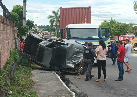 Carreta desgovernada arrasta carros em avenida de Manaus