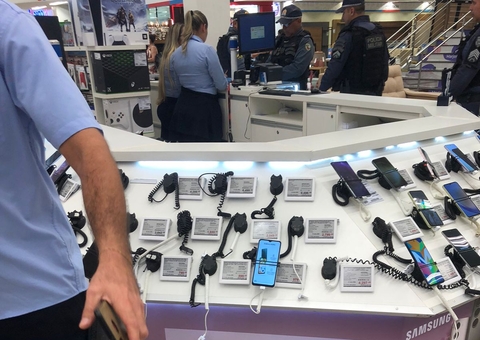 Assalto na Bemol do Amazonas Shopping causa pânico e correria entre clientes; vídeo