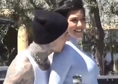 Kourtney Kardashian e Travis Barker anunciam sexo do primeiro filho 