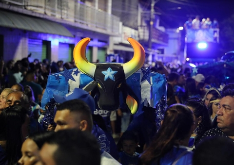 Boi de Rua: Caprichoso arrasta multidão em Parintins