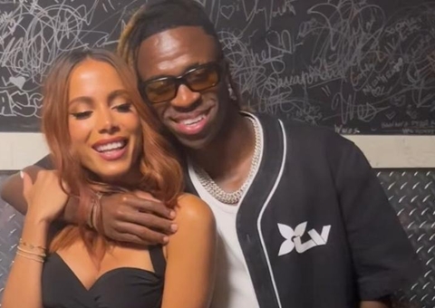 Anitta e Vini Jr. curtem festa juntinhos em Miami