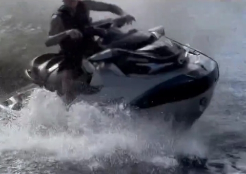 Em Manaus, MC Daniel posta vídeo do momento que bate com jet ski em barco 