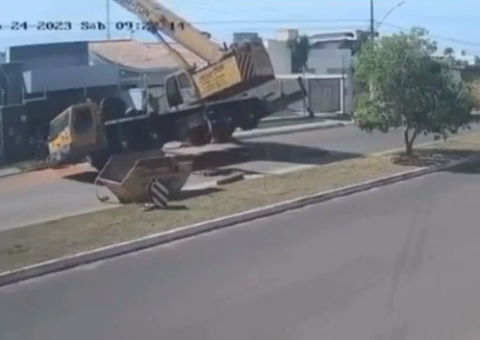 Guindaste tomba em cima do telhado de casa; veja vídeo