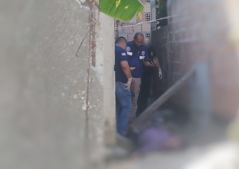 Com colete e balaclava, homem é achado morto após guerra de facções em Manaus