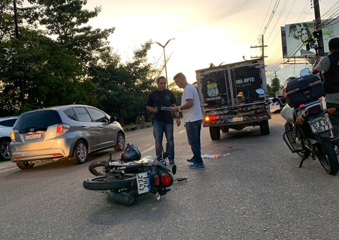 Entregador morre ao ser arremessado durante acidente em avenida de Manaus