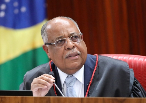 Relator vota por inelegibilidade de Bolsonaro por 8 anos