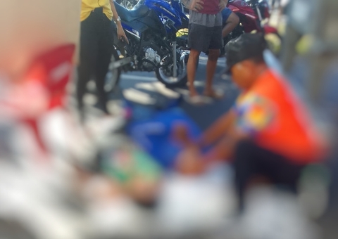 Casal fica ferido após moto colidir com traseira de caminhão em Manaus