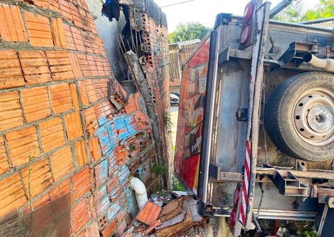 Motorista pula de caminhão após falha em freios e veículo atinge casa em Manaus