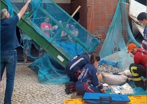 Andaime com trabalhadores despenca de 6 metros de altura