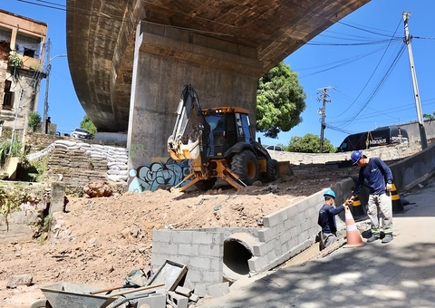Obras para conter erosão embaixo de viaduto entram em fase final em Manaus