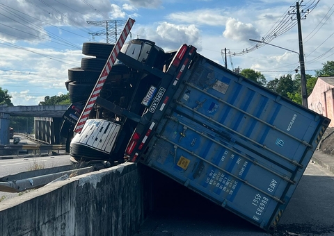 Contêiner tomba na Avenida das Torres em Manaus