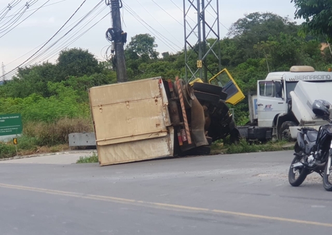 Caminhão atinge torre de energia e tomba em avenida de Manaus