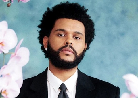 Fã mostra seios para The Weeknd durante show na Irlanda